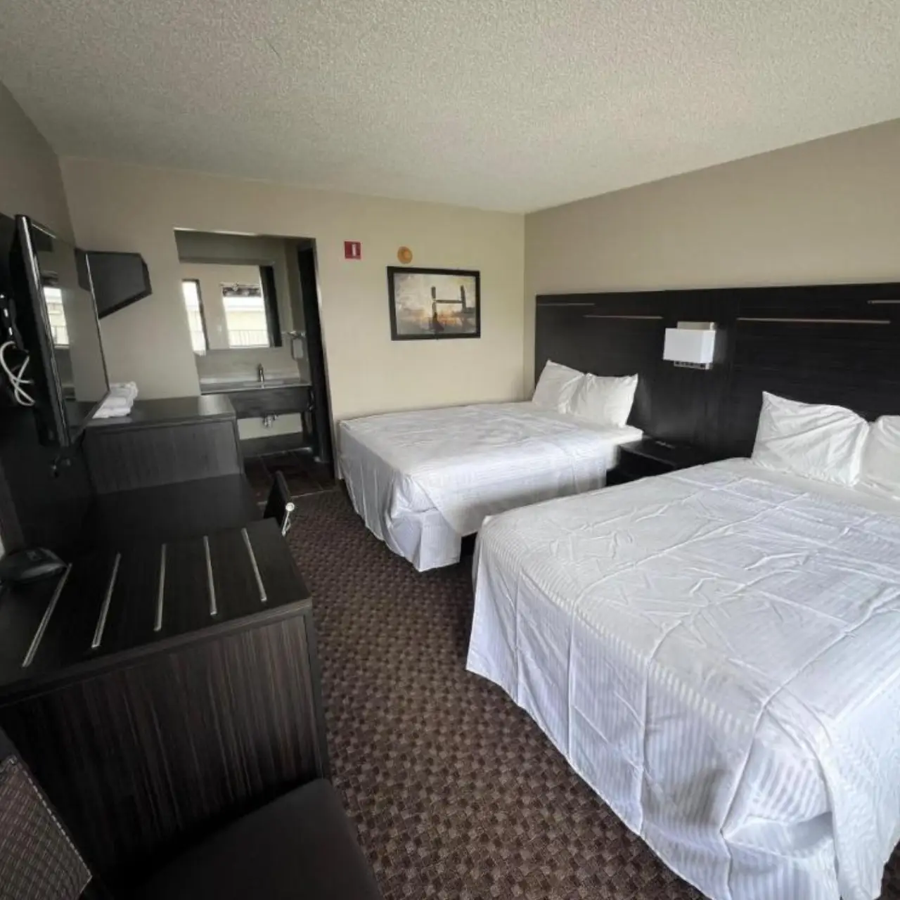 Country Nights Inn - Clean and Modern Rooms